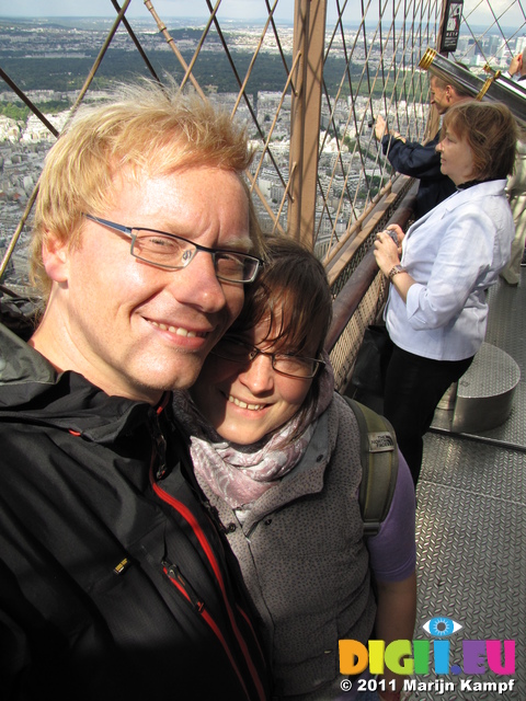 SX18399 Jenni and Marijn on Eiffel tower